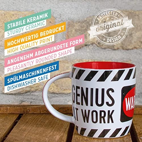 Кафеена чаша ретро стил ностальгического изкуство, Genius at Work – Идея за подарък за геймъри, Керамична чаша,