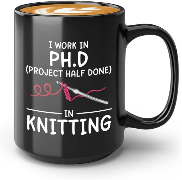 Кафеена чаша Flairy Land Knitter 15 грама, Черна - Аз работя в Ph.D. - Подаръци за Плетачи за жени, Вязаная